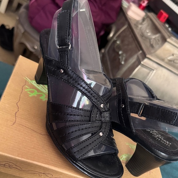 Elegant Black Leather Heels - Picture 5 of 13